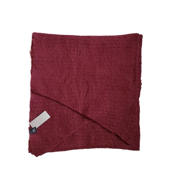 Maroon Scarf. NWT.‎ Size 73 x 21. - Picture 4 of 4
